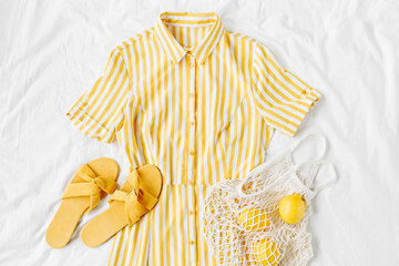 żółta sukienka koszulowa w paski