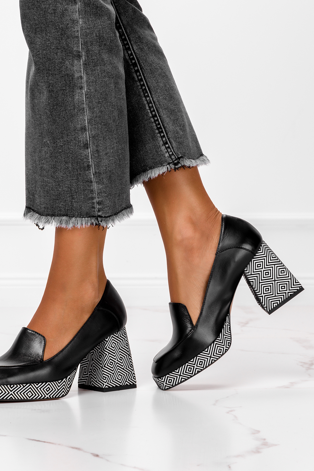 Czarne mokasyny skórzane damskie na ozdobnym klocku PRODUKT POLSKI Casu 09163