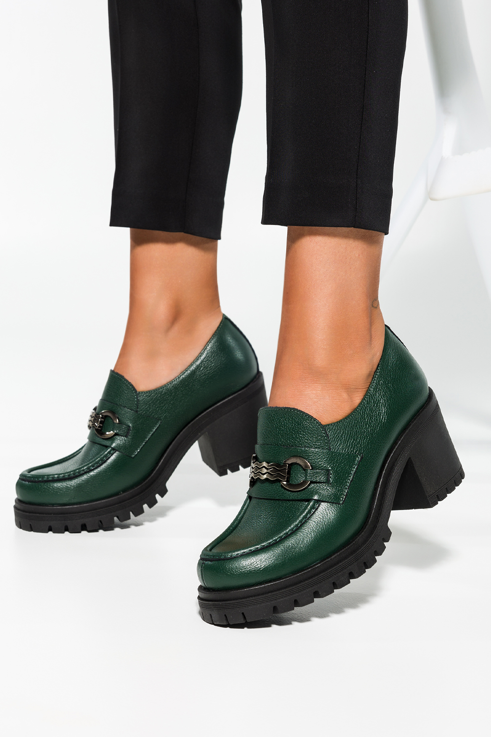 Zielone mokasyny skórzane damskie ze srebrną ozdobą na szerokim klocku PRODUKT POLSKI Casu 20175