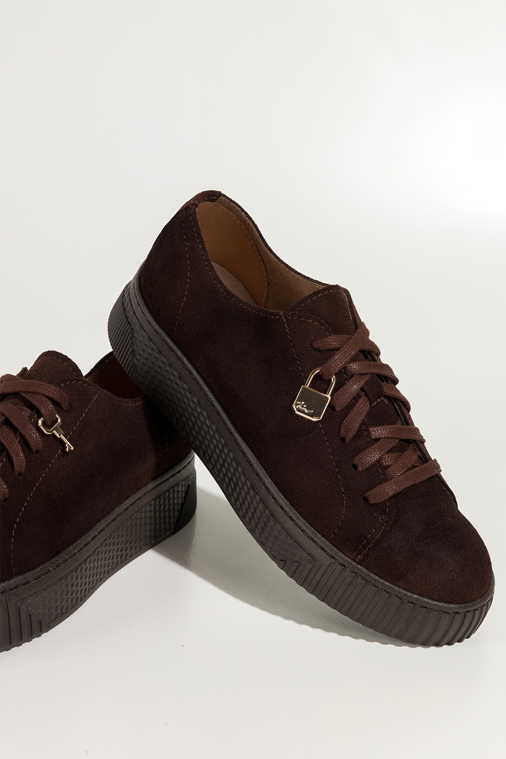 Czekoladowe sneakersy skórzane damskie buty sportowe na platformie z kłódką sznurowane PRODUKT POLSKI Casu 1145