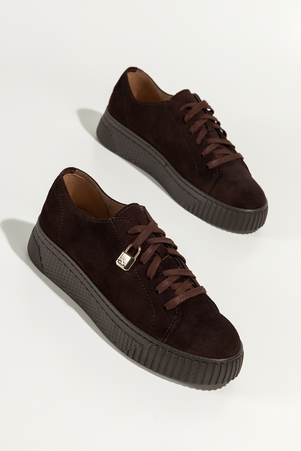 Czekoladowe sneakersy skórzane damskie buty sportowe na platformie z kłódką sznurowane PRODUKT POLSKI Casu 1145