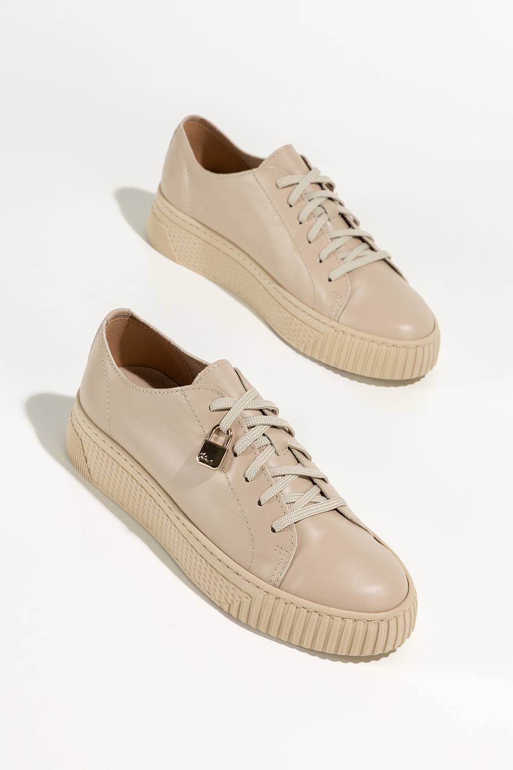 Beżowe sneakersy skórzane damskie buty sportowe na platformie z kłódką sznurowane PRODUKT POLSKI Casu 1145