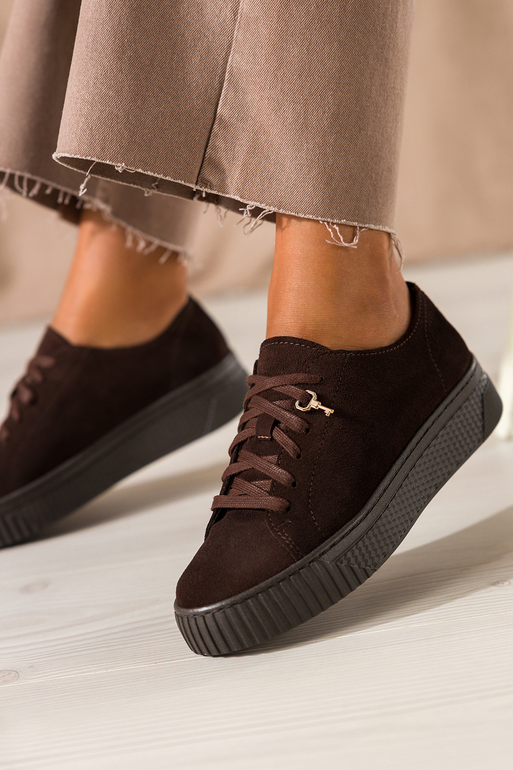 Czekoladowe sneakersy skórzane damskie buty sportowe na platformie z kłódką sznurowane PRODUKT POLSKI Casu 1145