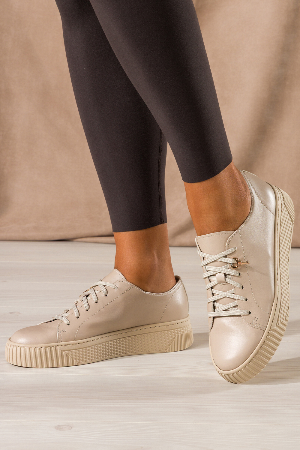 Beżowe sneakersy skórzane damskie buty sportowe na platformie z kłódką sznurowane PRODUKT POLSKI Casu 1145