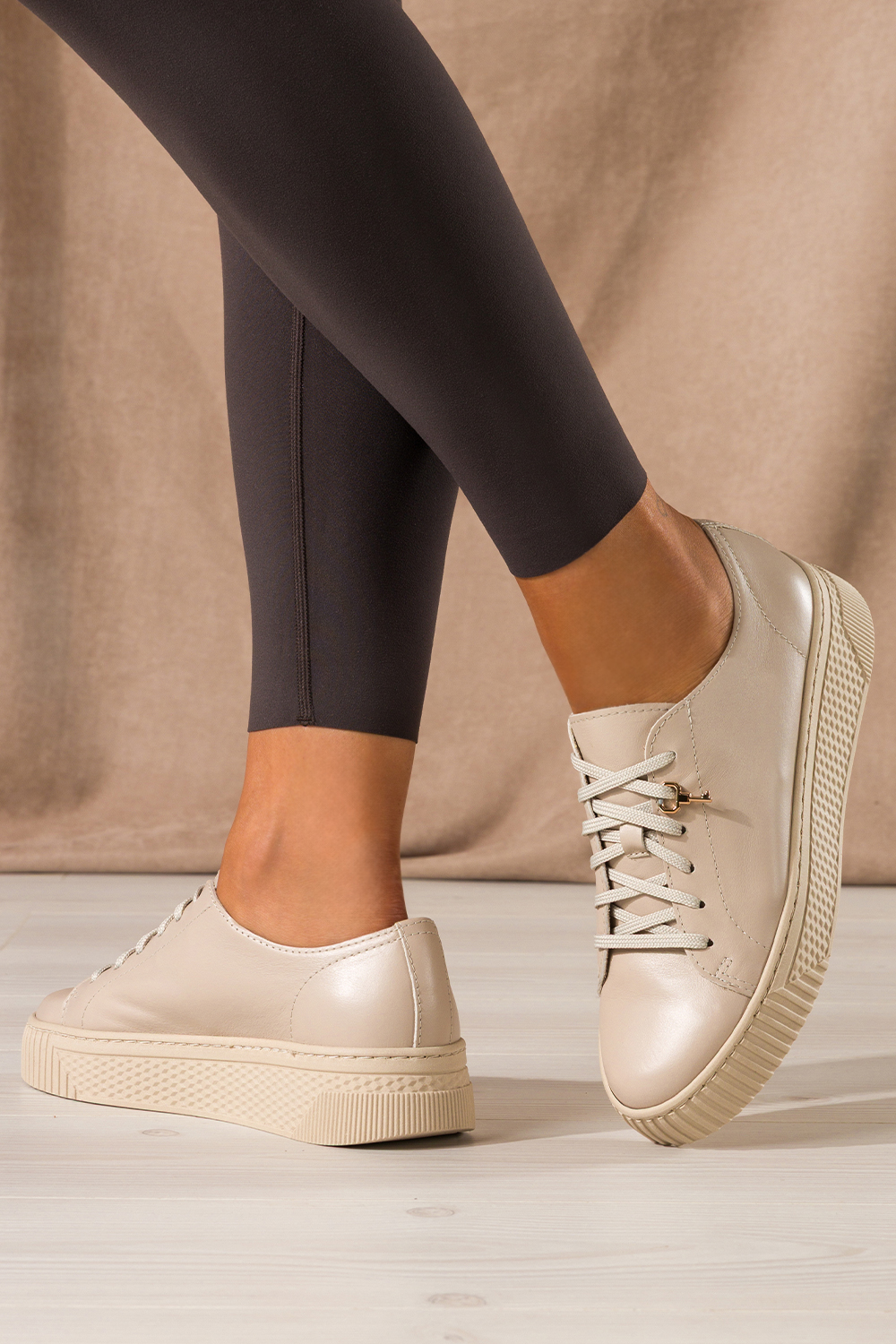 Beżowe sneakersy skórzane damskie buty sportowe na platformie z kłódką sznurowane PRODUKT POLSKI Casu 1145