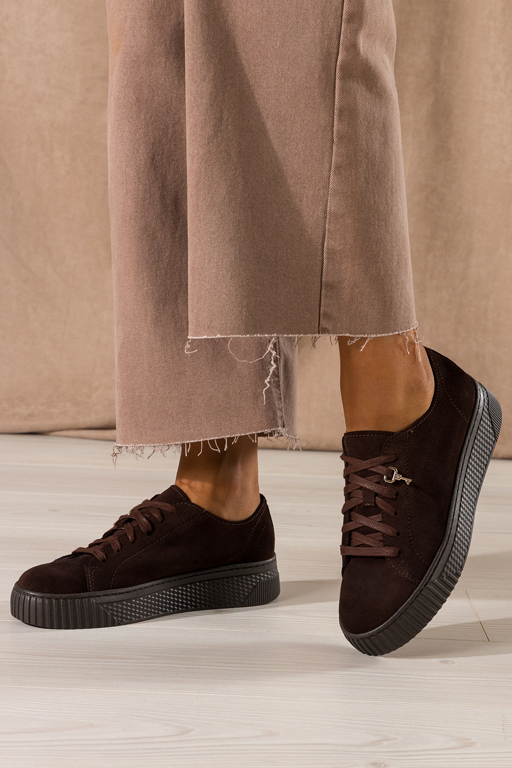 Czekoladowe sneakersy skórzane damskie buty sportowe na platformie z kłódką sznurowane PRODUKT POLSKI Casu 1145