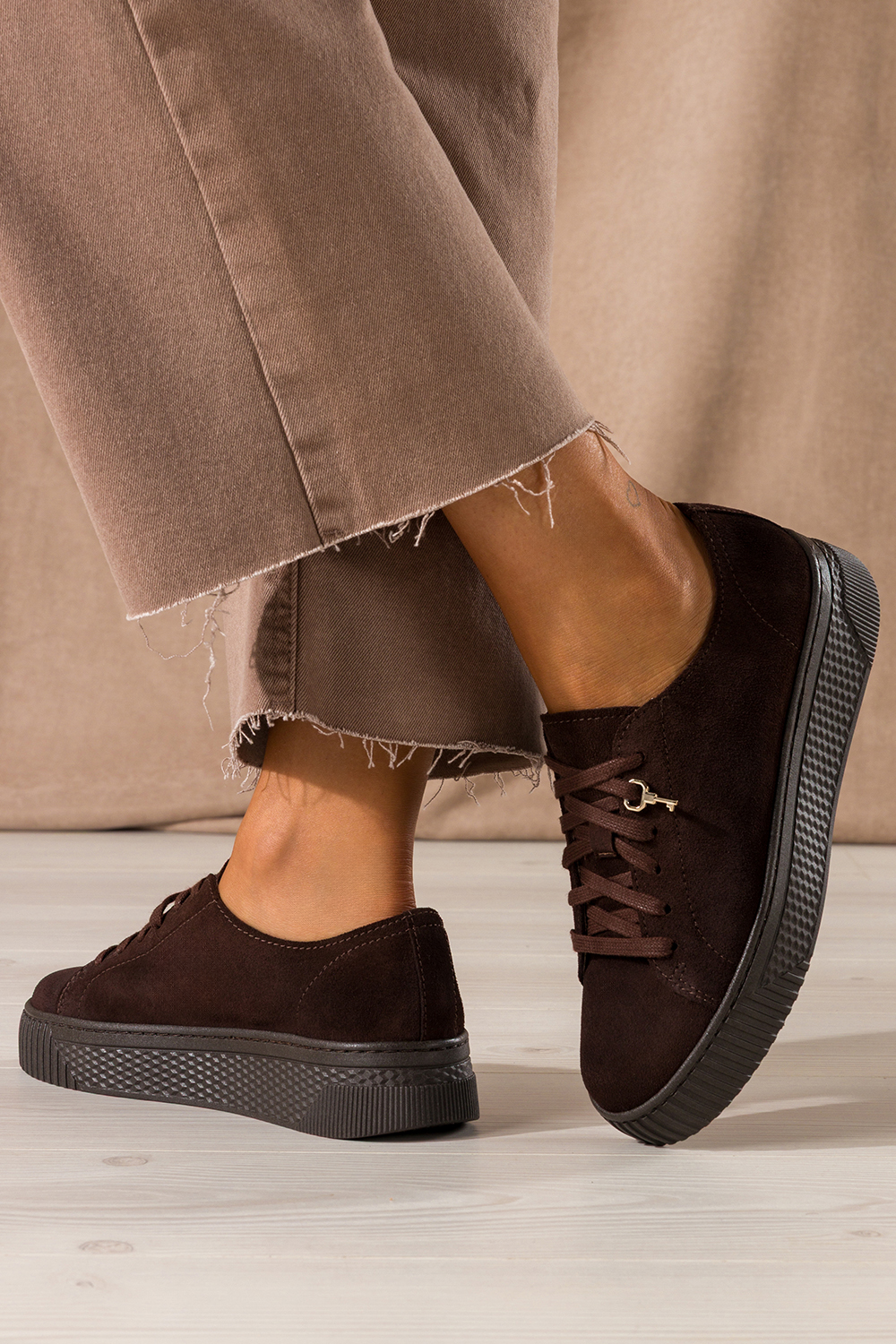 Czekoladowe sneakersy skórzane damskie buty sportowe na platformie z kłódką sznurowane PRODUKT POLSKI Casu 1145