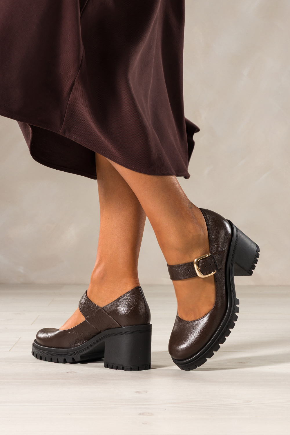 Czekoladowe półbuty skórzane damskie Mary Jane na szerokim klocku bieżnikowana platforma pasek ze złotą klamrą PRODUKT POLSKI Casu 79833