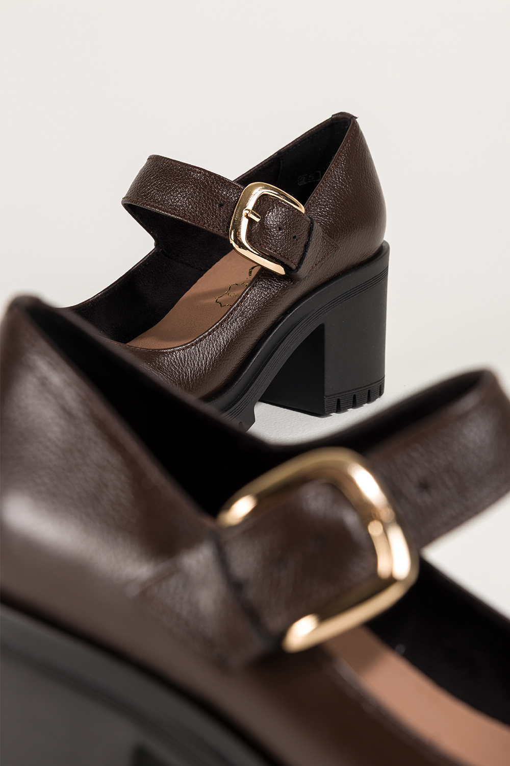 Czekoladowe półbuty skórzane damskie Mary Jane na szerokim klocku bieżnikowana platforma pasek ze złotą klamrą PRODUKT POLSKI Casu 79833