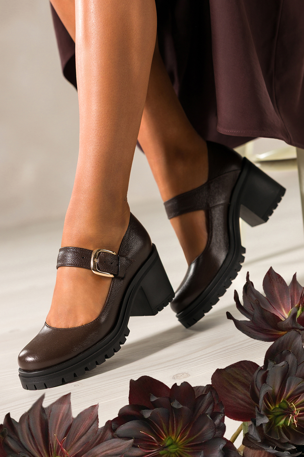 Czekoladowe półbuty skórzane damskie Mary Jane na szerokim klocku bieżnikowana platforma pasek ze złotą klamrą PRODUKT POLSKI Casu 79833