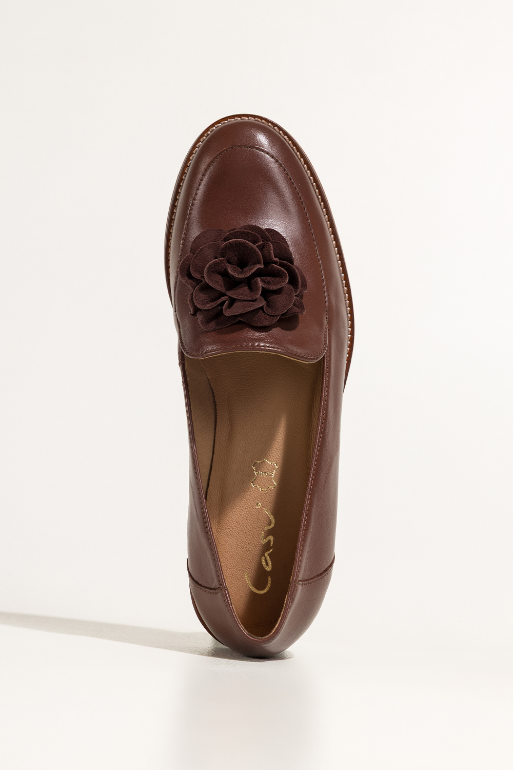 Brązowe mokasyny skórzane damskie półbuty płaskie z ozdobnym kwiatem na cholewce PRODUKT POLSKI Casu 8105