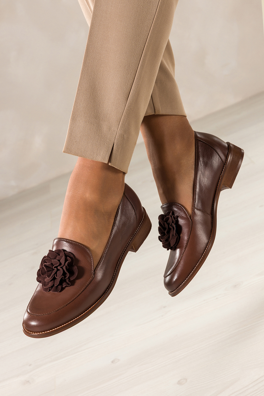 Brązowe mokasyny skórzane damskie półbuty płaskie z ozdobnym kwiatem na cholewce PRODUKT POLSKI Casu 8105
