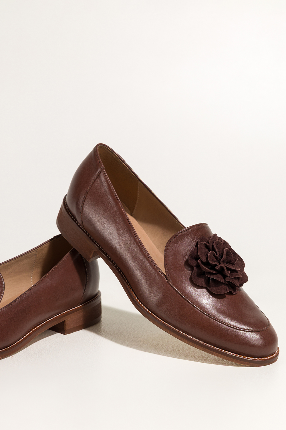 Brązowe mokasyny skórzane damskie półbuty płaskie z ozdobnym kwiatem na cholewce PRODUKT POLSKI Casu 8105