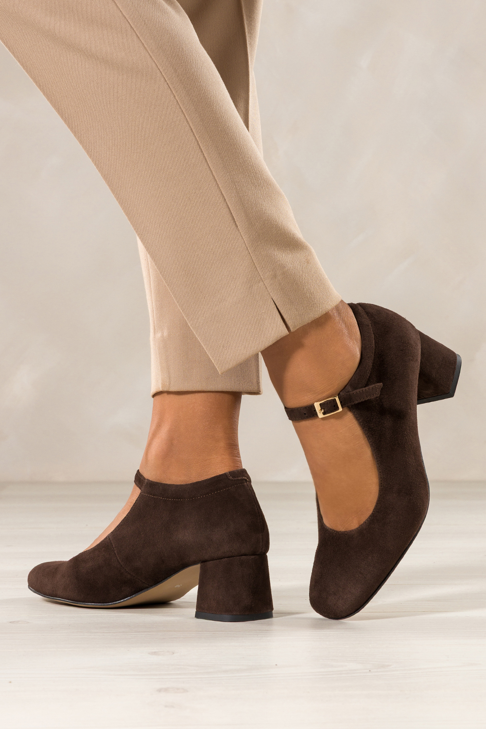 Czekoladowe czółenka skórzane damskie Mary Jane z paskiem na szerokim słupku PRODUKT POLSKI Casu 7063-648