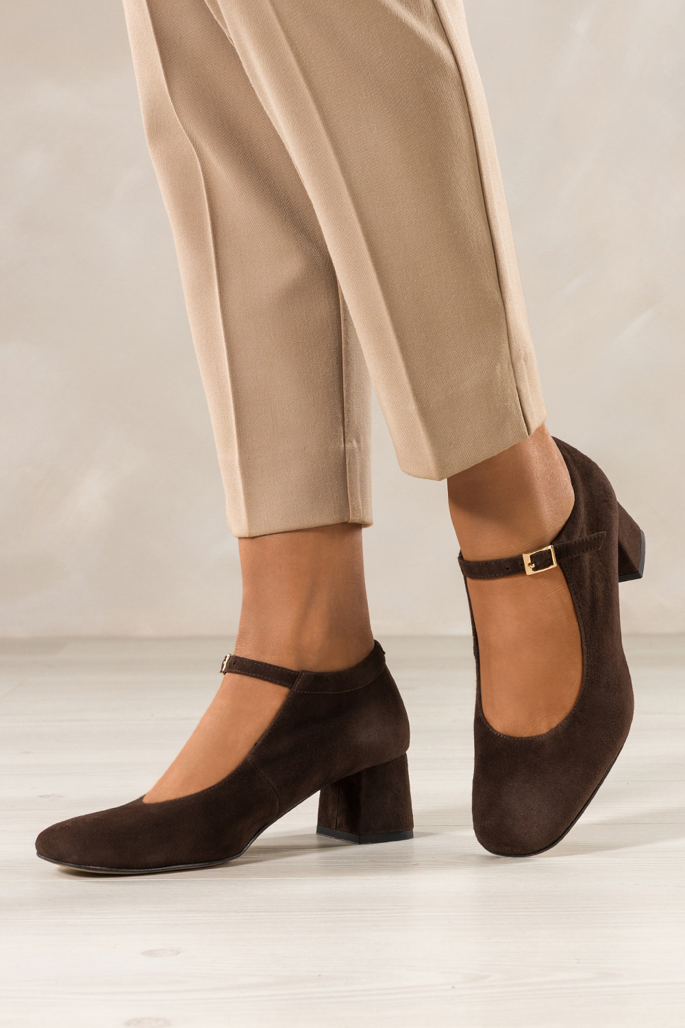 Czekoladowe czółenka skórzane damskie Mary Jane z paskiem na szerokim słupku PRODUKT POLSKI Casu 7063-648