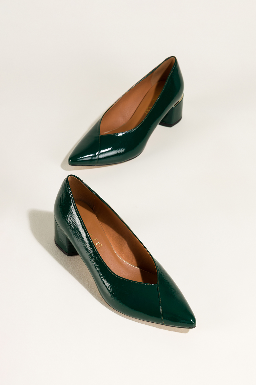 Zielone czółenka skórzane damskie lakierowane na szerokim ozdobnym obcasie PRODUKT POLSKI Casu 7979-371