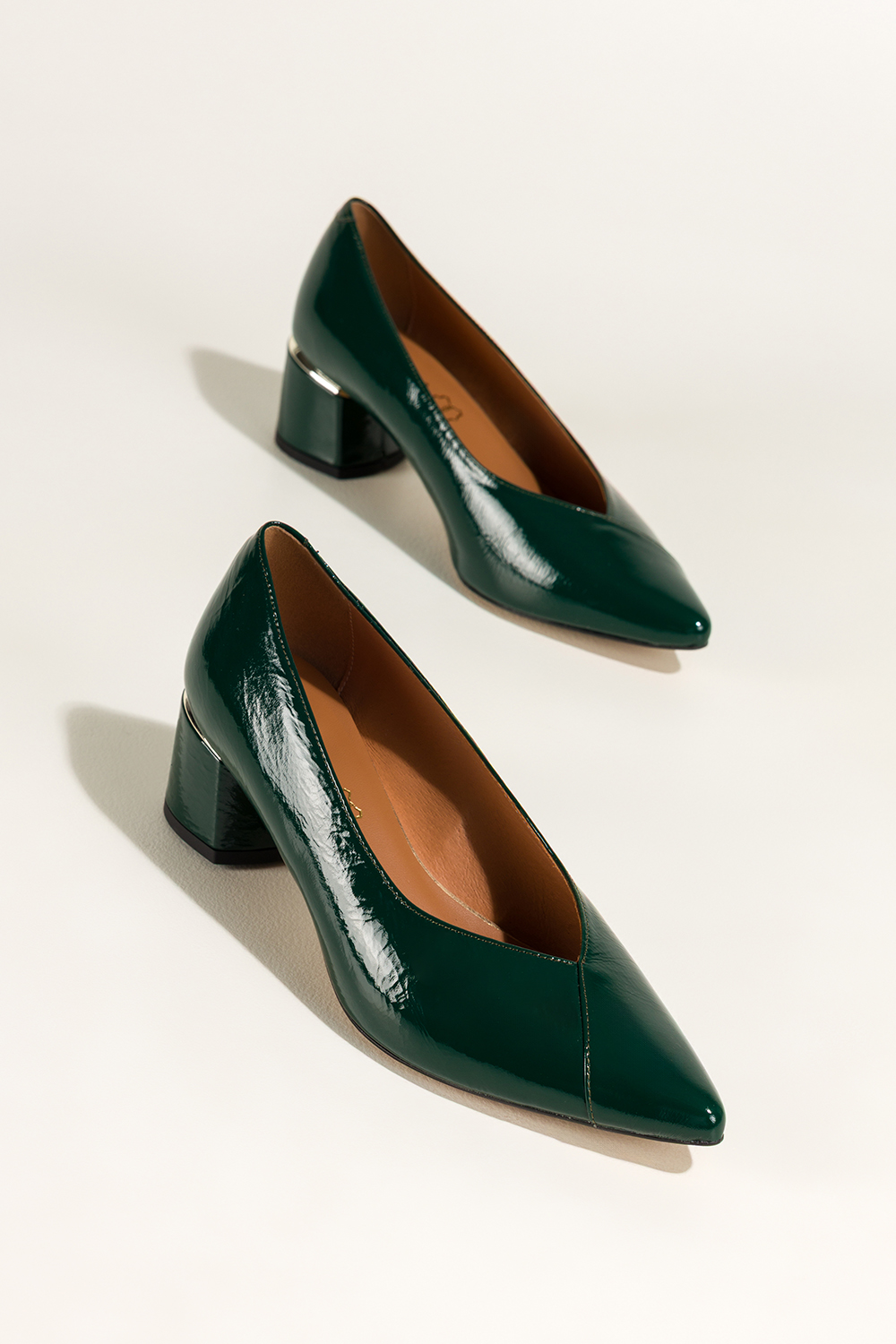 Zielone czółenka skórzane damskie lakierowane na szerokim ozdobnym obcasie PRODUKT POLSKI Casu 7979-371