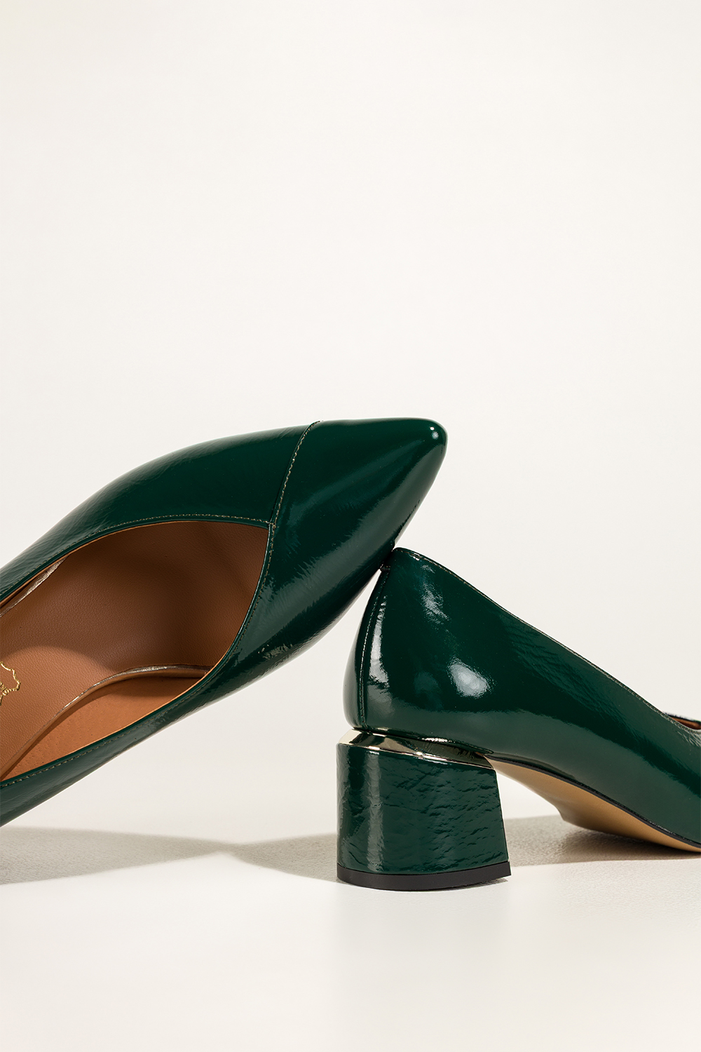 Zielone czółenka skórzane damskie lakierowane na szerokim ozdobnym obcasie PRODUKT POLSKI Casu 7979-371