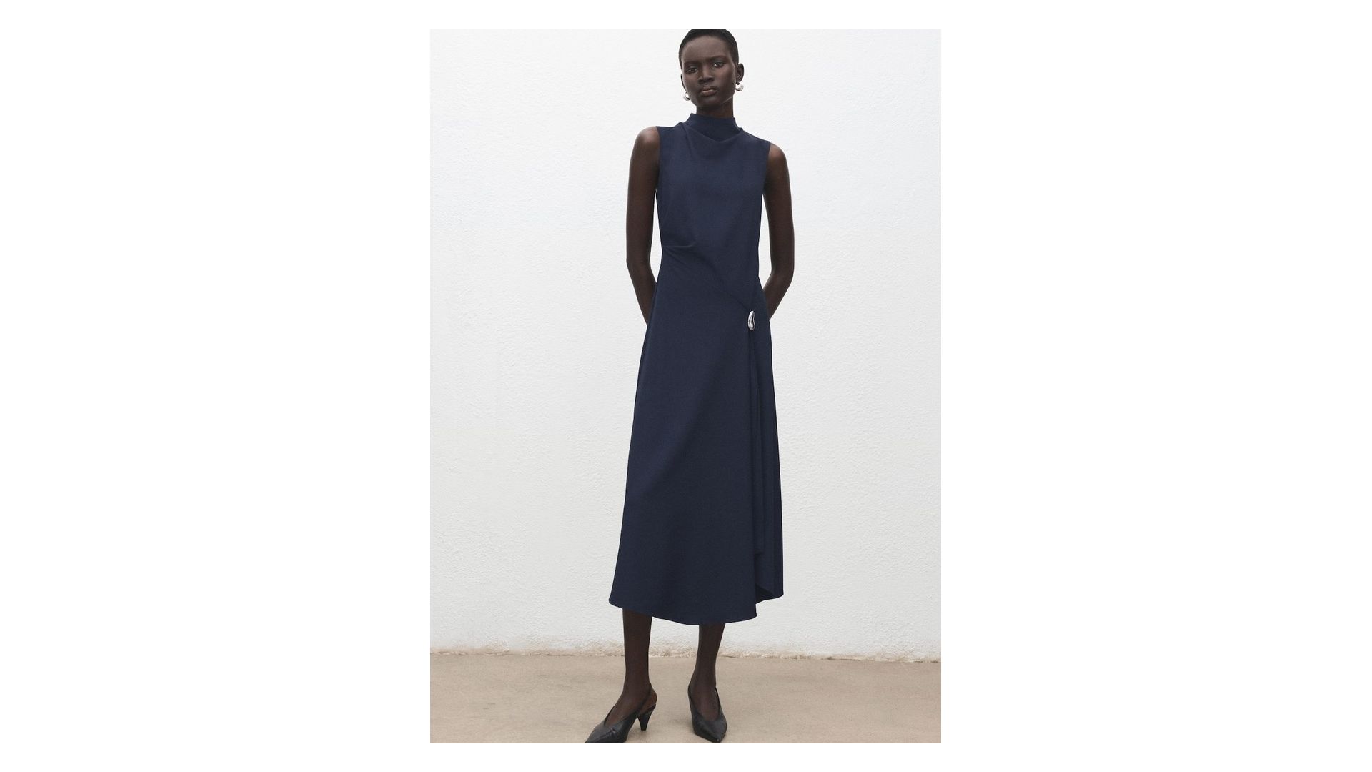 MANGO - Rozkloszowana sukienka z metalową ozdobą ciemnogranatowy - M - Kobieta