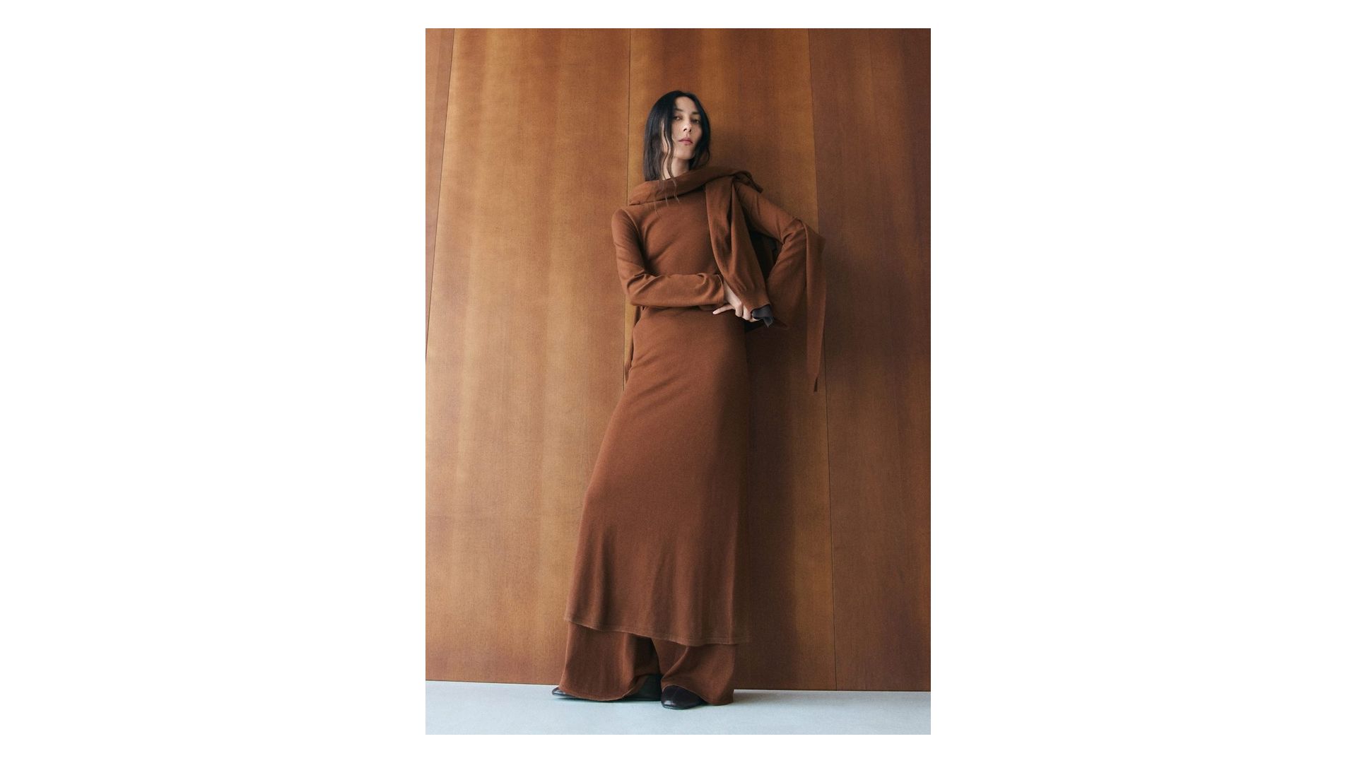 MANGO - Sukienka z dzianiny z rozszerzanymi rękawami karmelowy brąz - S - Kobieta