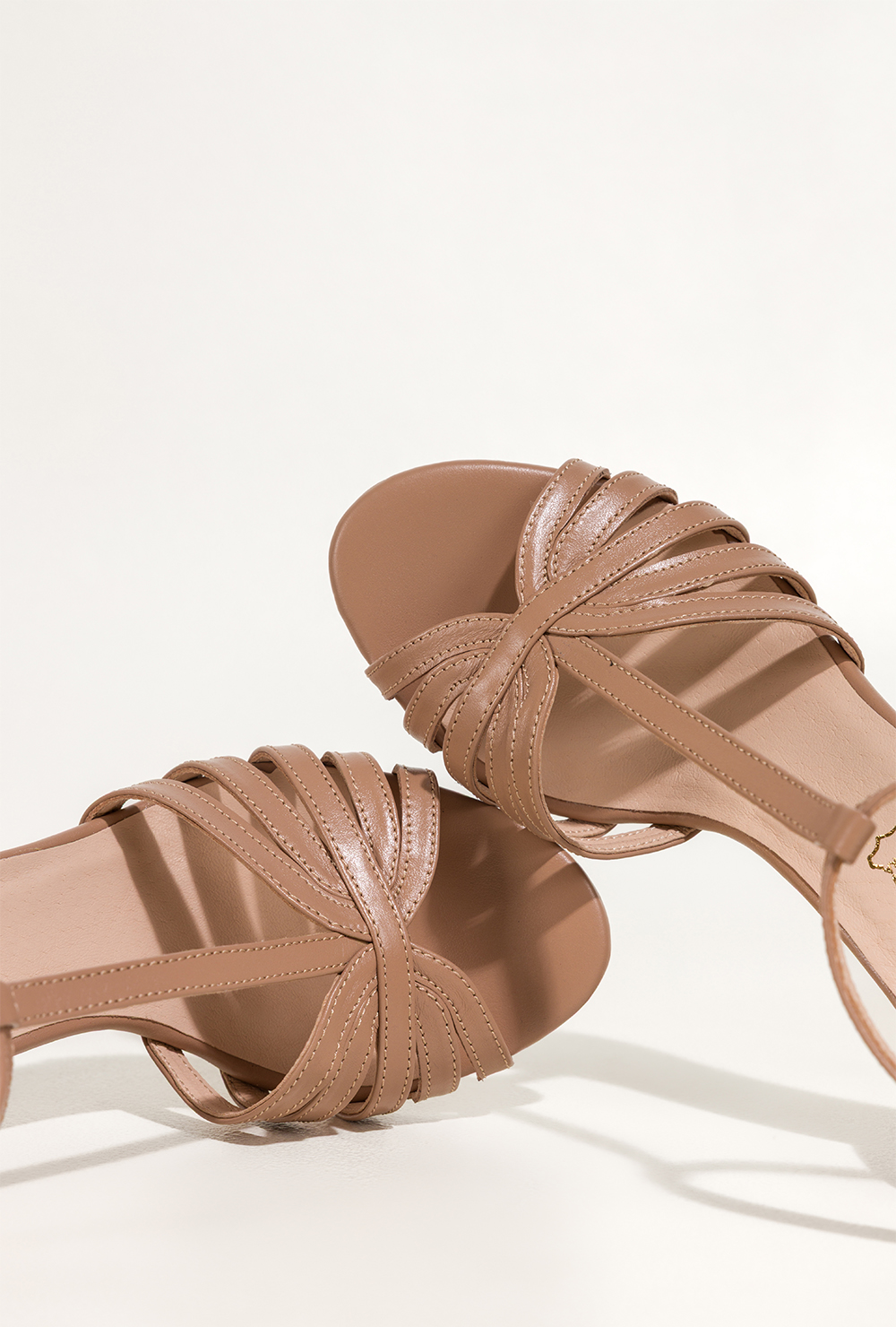 Beżowe sandały skórzane damskie szpilki t-bar z zakrytą piętą PRODUKT POLSKI Casu 7118-794