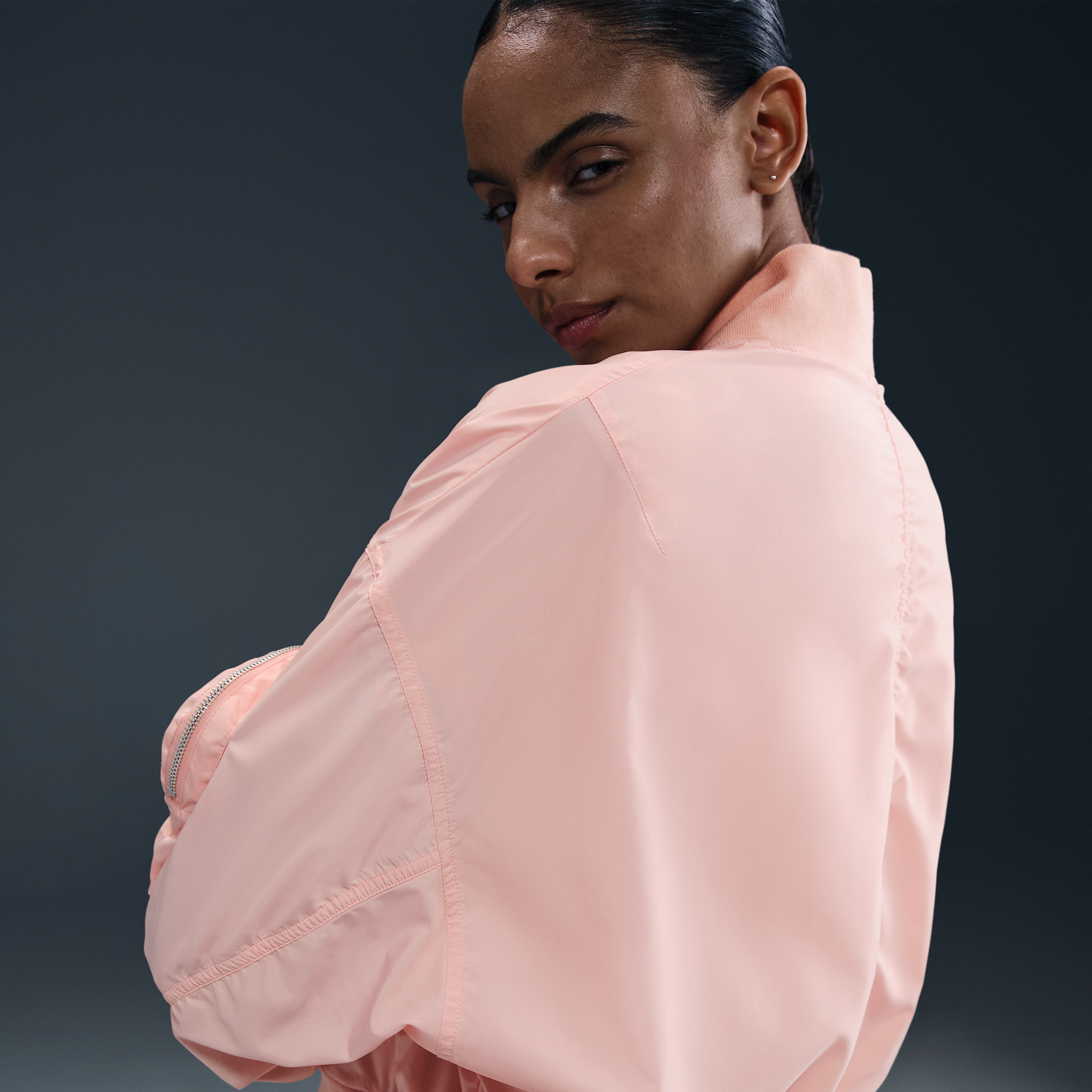 Damska oversizowa piłkarska kurtka typu bomberka Nike FFF Essential - Różowy