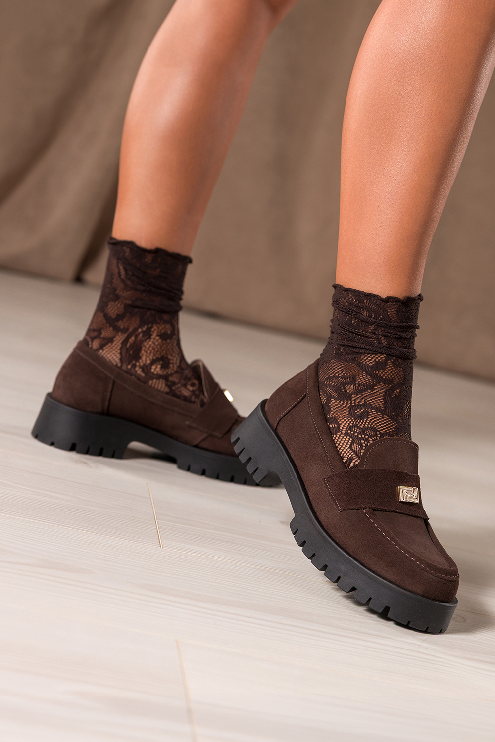 Czekoladowe mokasyny skórzane damskie bieżnikowana czarna platforma złota ozdoba PRODUKT POLSKI Casu 79802