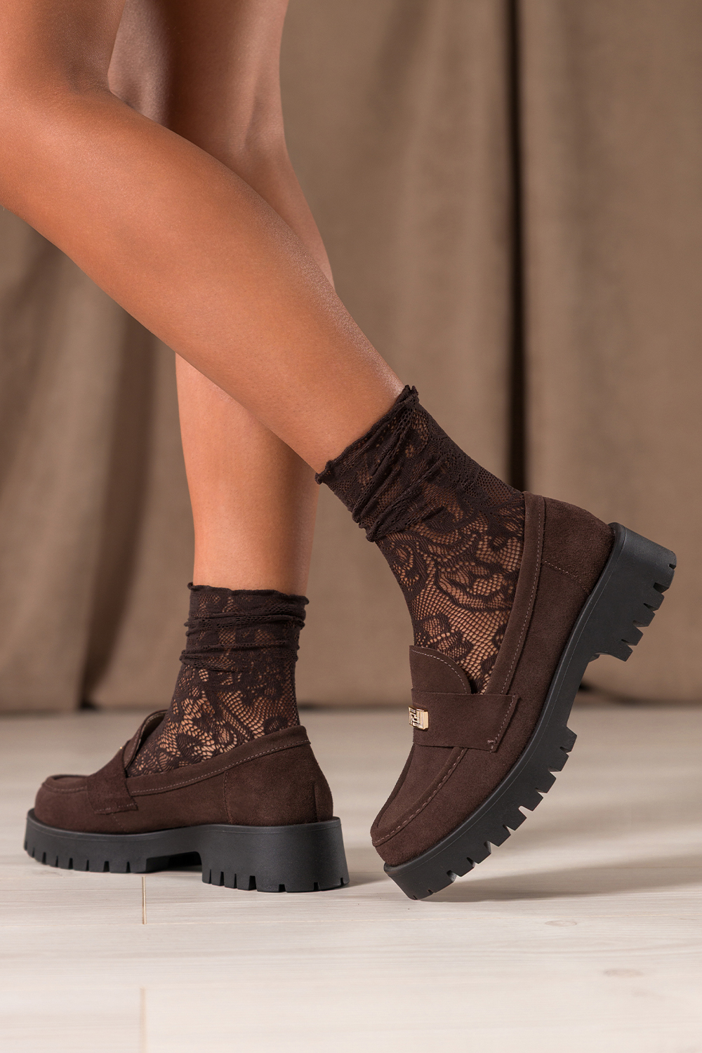 Czekoladowe mokasyny skórzane damskie bieżnikowana czarna platforma złota ozdoba PRODUKT POLSKI Casu 79802