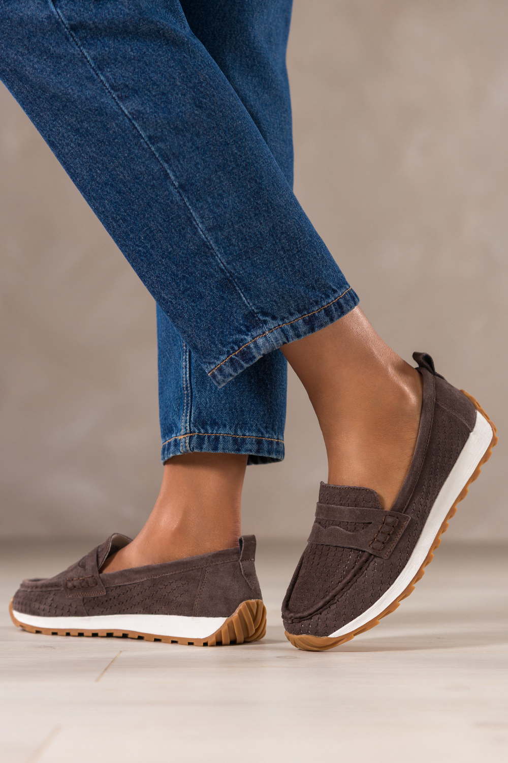 Czekoladowe mokasyny skórzane damskie ażurowe Sergio Leone na żłobionej platformie HK-990