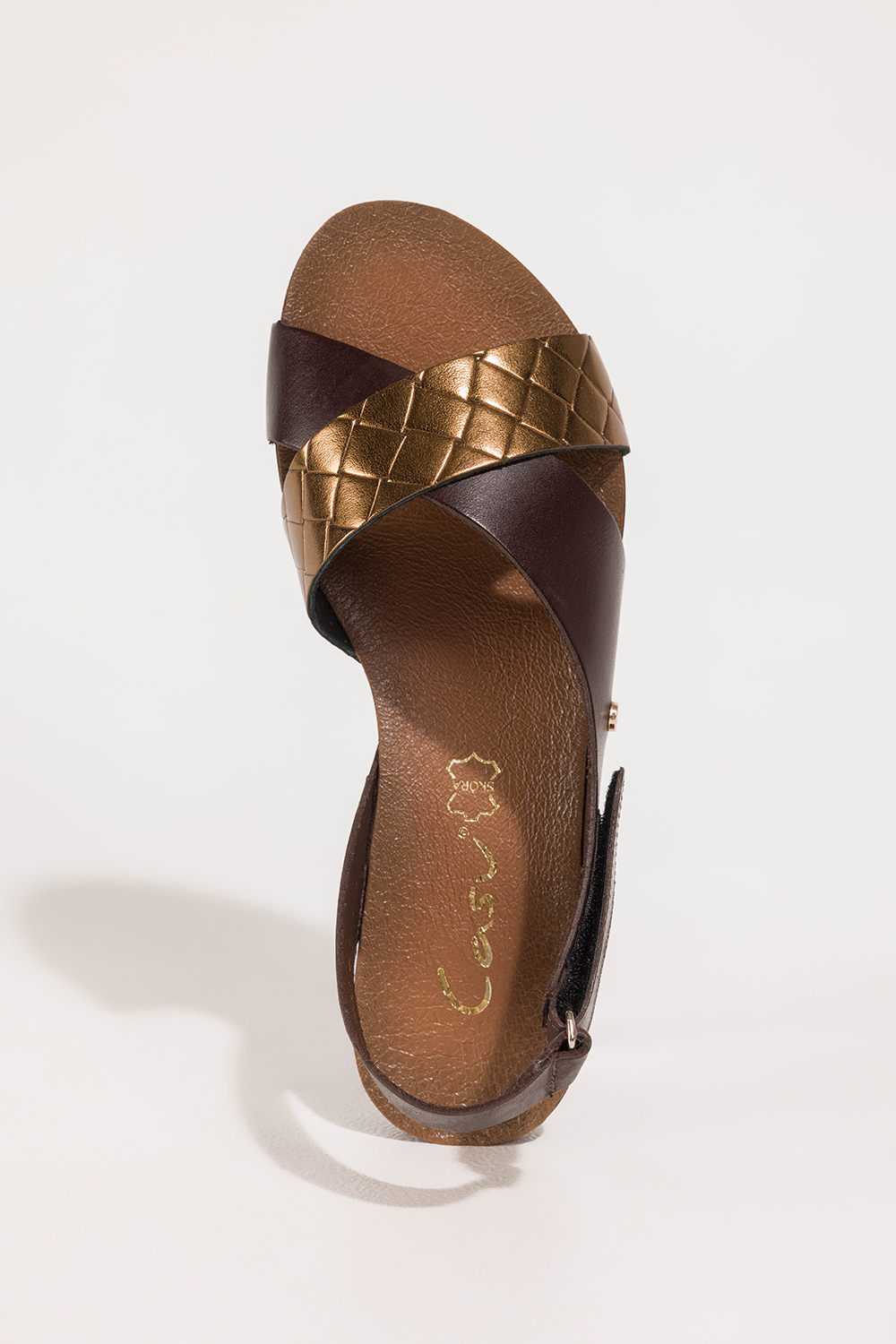 Czekoladowe sandały skórzane damskie na rzep elastyczna płaska podeszwa paski na krzyż z miedzianym wzorem PRODUKT POLSKI Casu 59858
