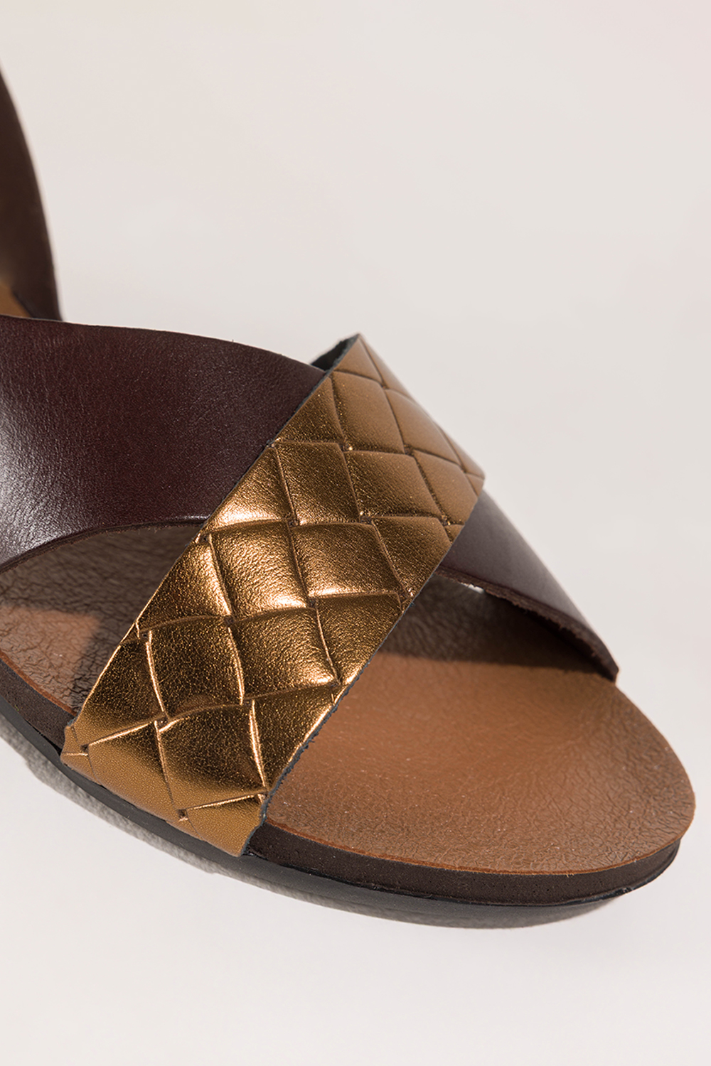 Czekoladowe sandały skórzane damskie na rzep elastyczna płaska podeszwa paski na krzyż z miedzianym wzorem PRODUKT POLSKI Casu 59858