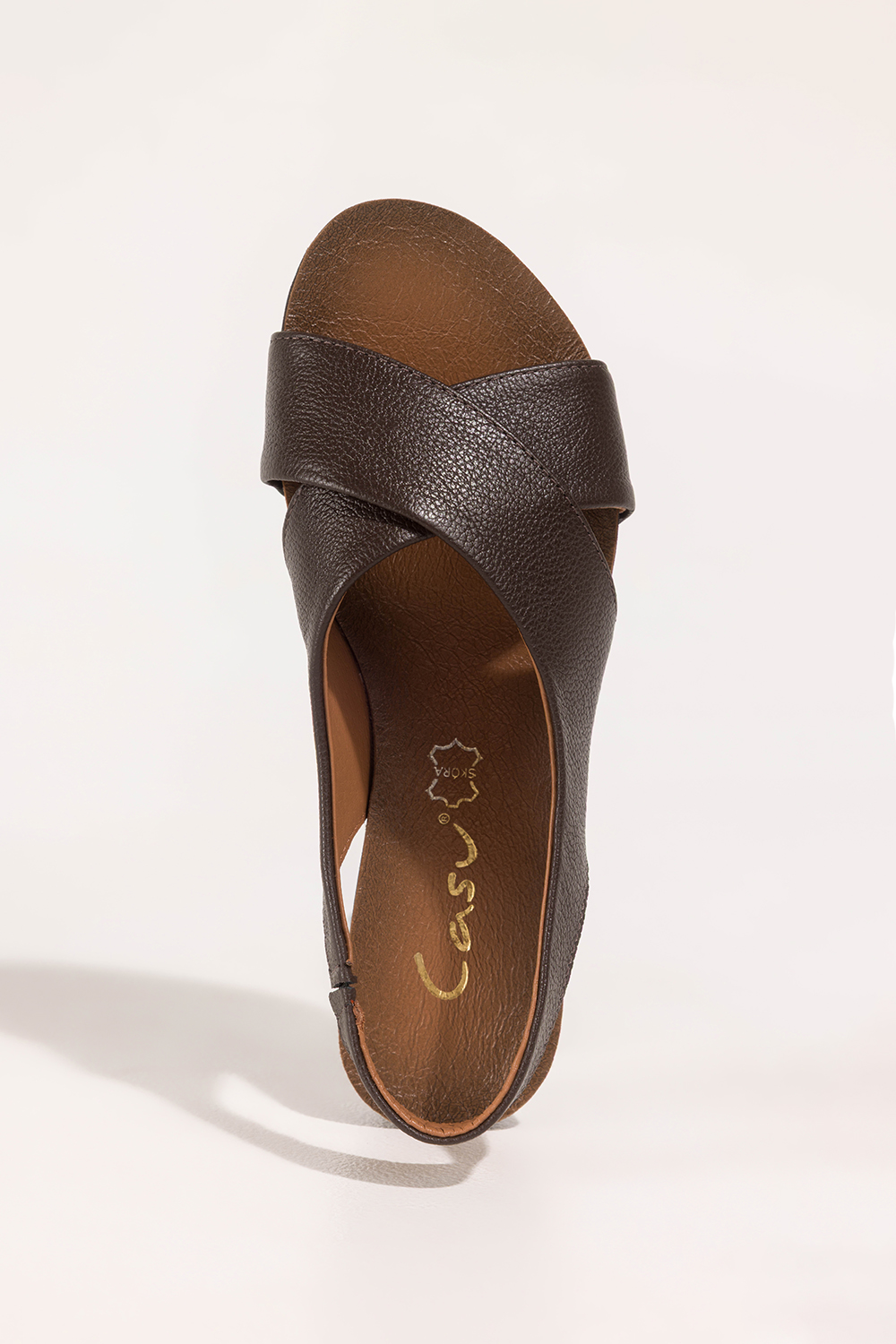 Czekoladowe sandały skórzane damskie z gumką elastyczna płaska podeszwa paski na krzyż PRODUKT POLSKI Casu 59592