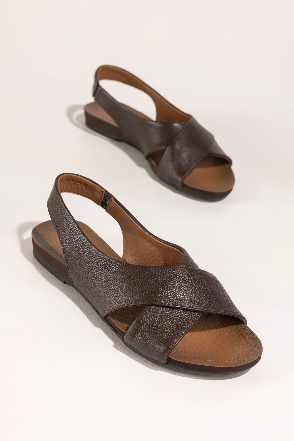 Czekoladowe sandały skórzane damskie z gumką elastyczna płaska podeszwa paski na krzyż PRODUKT POLSKI Casu 59592