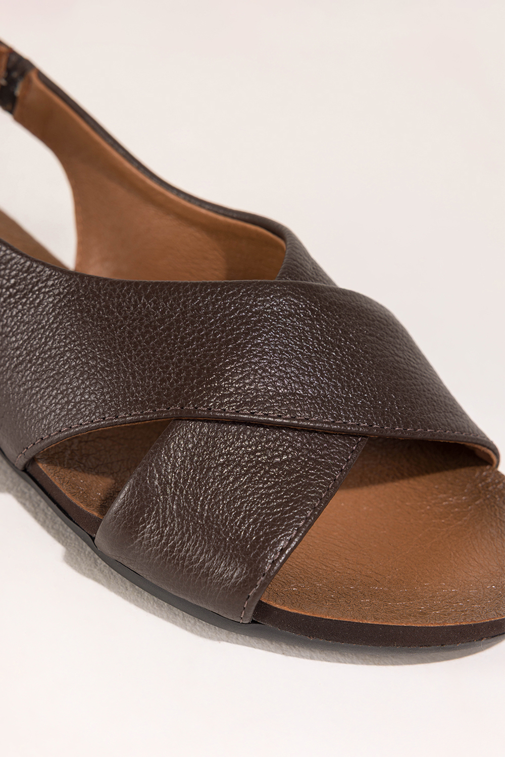 Czekoladowe sandały skórzane damskie z gumką elastyczna płaska podeszwa paski na krzyż PRODUKT POLSKI Casu 59592