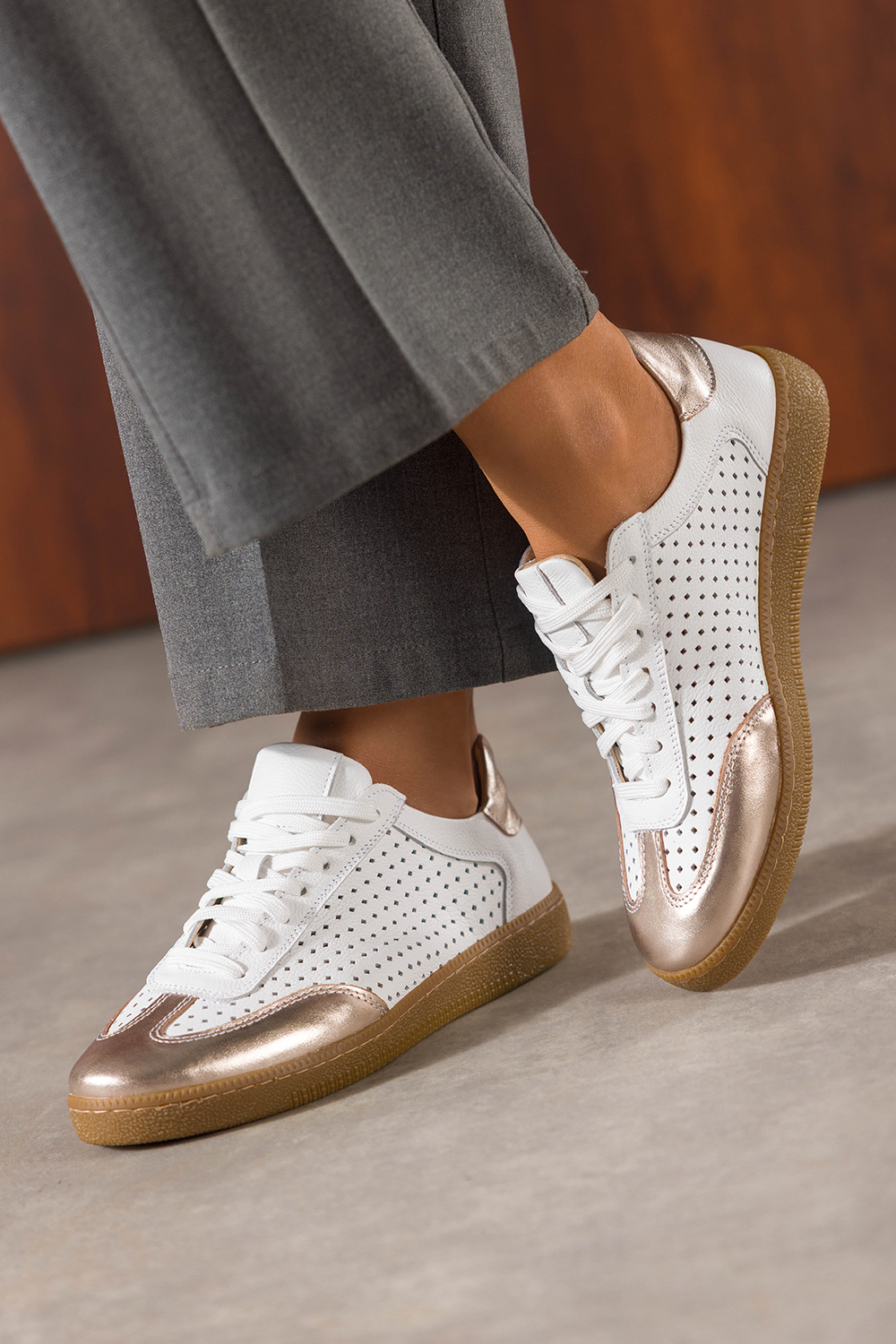 Białe sneakersy skórzane damskie buty sportowe ażurowe na elastycznej płaskiej podeszwie złote wstawki sznurowane PRODUKT POLSKI Casu M8681