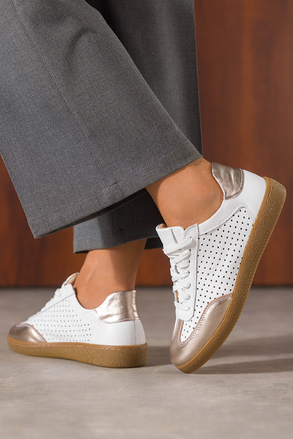 Białe sneakersy skórzane damskie buty sportowe ażurowe na elastycznej płaskiej podeszwie złote wstawki sznurowane PRODUKT POLSKI Casu M8681