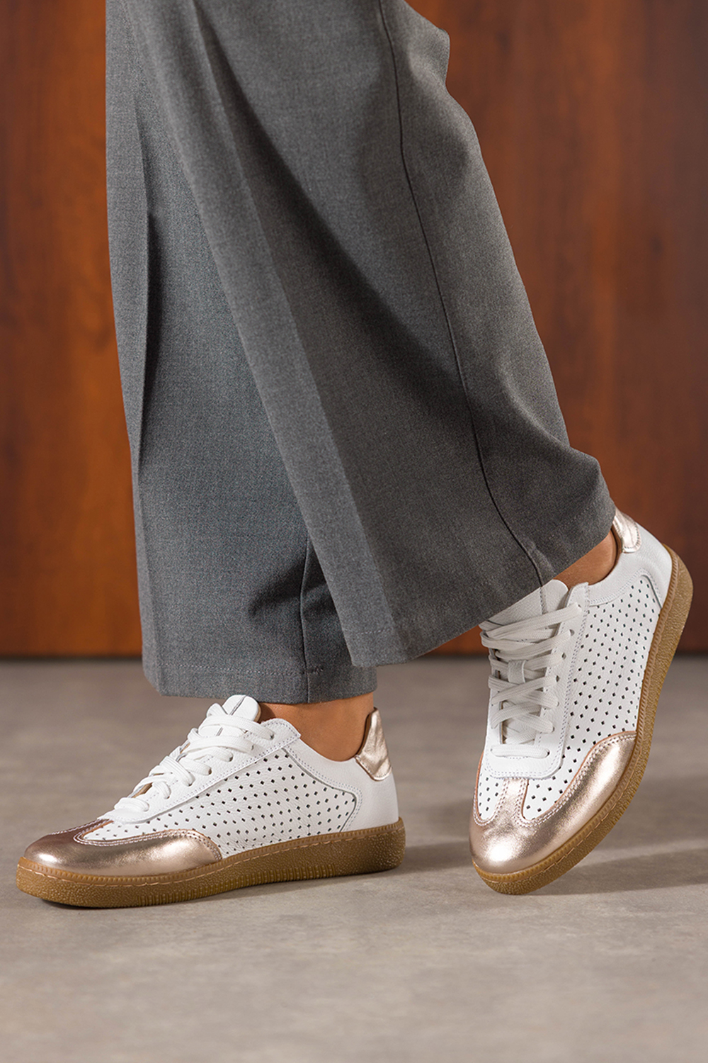 Białe sneakersy skórzane damskie buty sportowe ażurowe na elastycznej płaskiej podeszwie złote wstawki sznurowane PRODUKT POLSKI Casu M8681