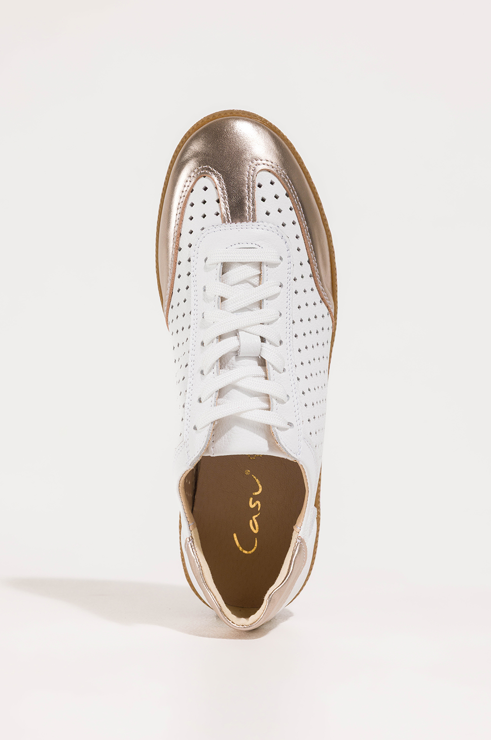 Białe sneakersy skórzane damskie buty sportowe ażurowe na elastycznej płaskiej podeszwie złote wstawki sznurowane PRODUKT POLSKI Casu M8681