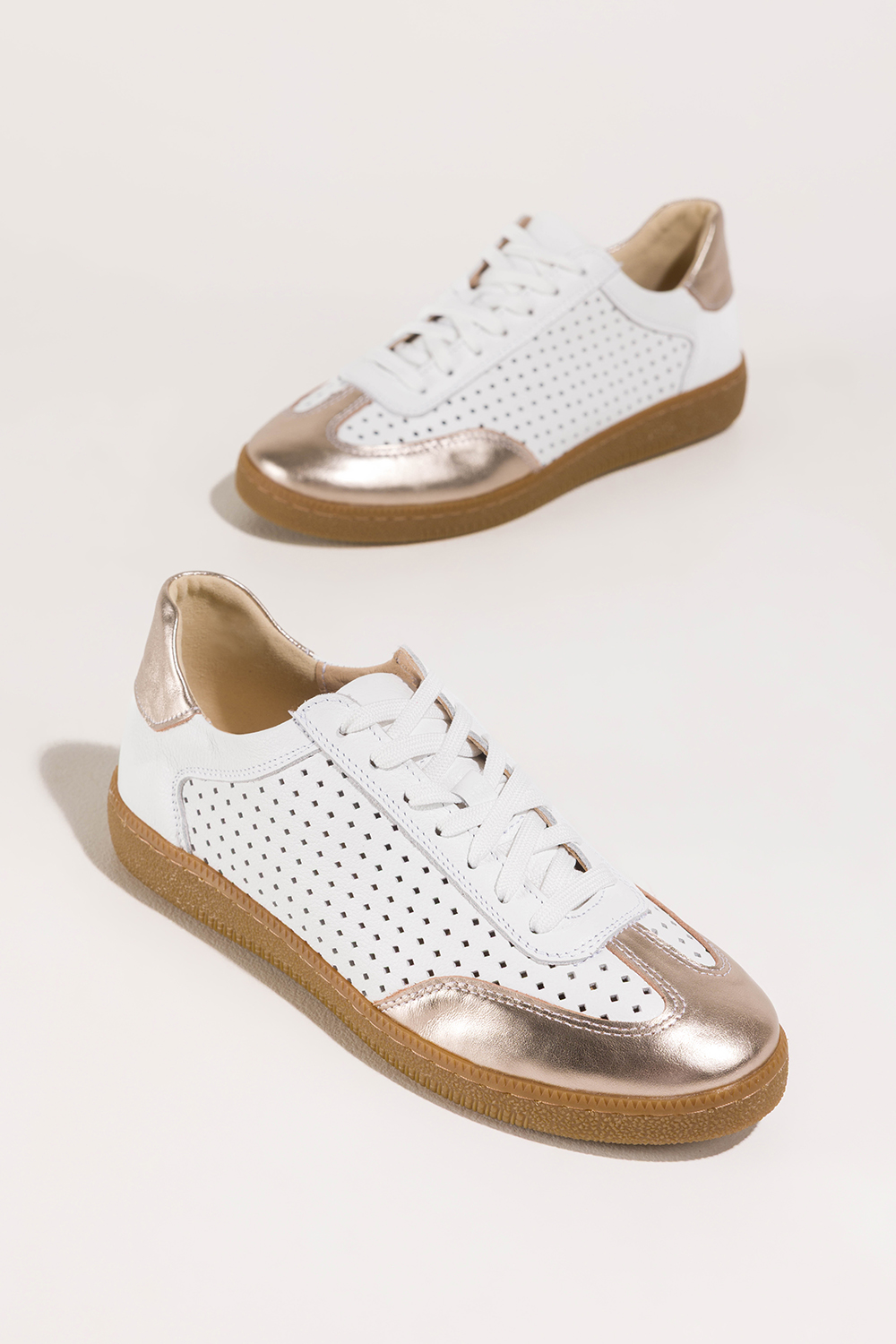 Białe sneakersy skórzane damskie buty sportowe ażurowe na elastycznej płaskiej podeszwie złote wstawki sznurowane PRODUKT POLSKI Casu M8681