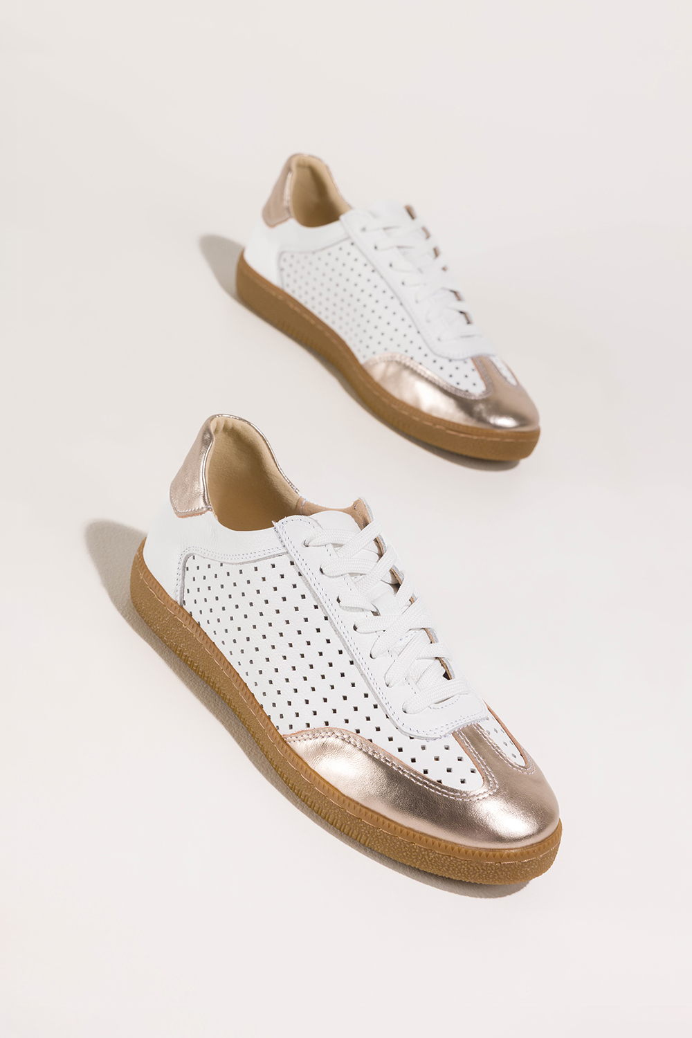 Białe sneakersy skórzane damskie buty sportowe ażurowe na elastycznej płaskiej podeszwie złote wstawki sznurowane PRODUKT POLSKI Casu M8681