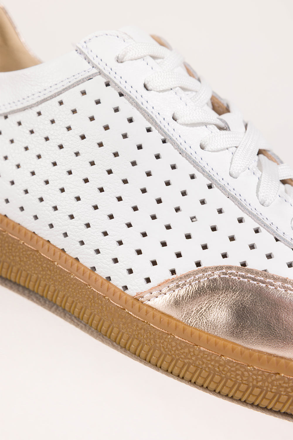 Białe sneakersy skórzane damskie buty sportowe ażurowe na elastycznej płaskiej podeszwie złote wstawki sznurowane PRODUKT POLSKI Casu M8681