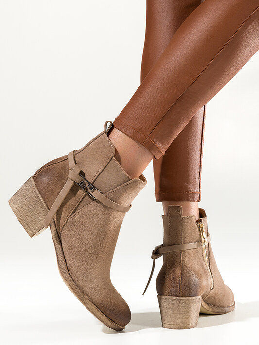 Beżowe botki skórzane damskie kowbojki na klocku z ozdobnym paskiem PRODUKT POLSKI Casu 60478