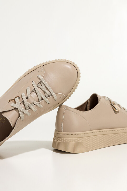Beżowe sneakersy skórzane damskie buty sportowe na platformie z kłódką sznurowane PRODUKT POLSKI Casu 1145