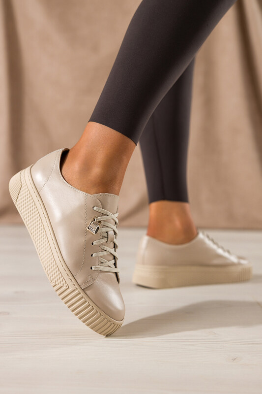 Beżowe sneakersy skórzane damskie buty sportowe na platformie z kłódką sznurowane PRODUKT POLSKI Casu 1145