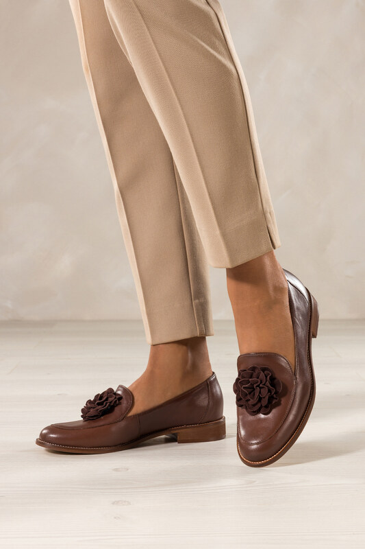 Brązowe mokasyny skórzane damskie półbuty płaskie z ozdobnym kwiatem na cholewce PRODUKT POLSKI Casu 8105