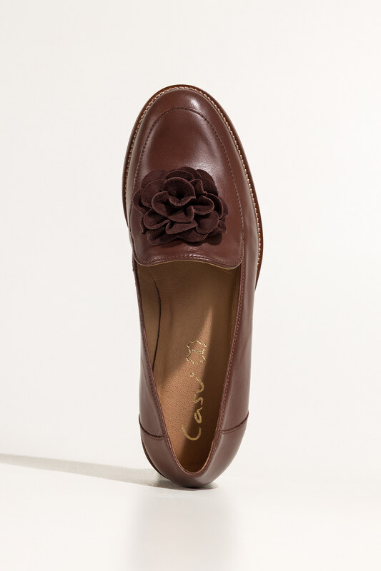 Brązowe mokasyny skórzane damskie półbuty płaskie z ozdobnym kwiatem na cholewce PRODUKT POLSKI Casu 8105