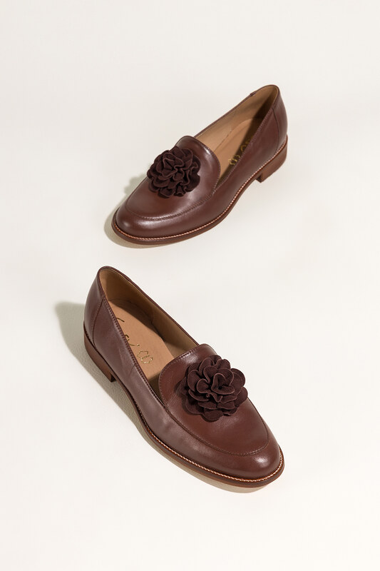 Brązowe mokasyny skórzane damskie półbuty płaskie z ozdobnym kwiatem na cholewce PRODUKT POLSKI Casu 8105