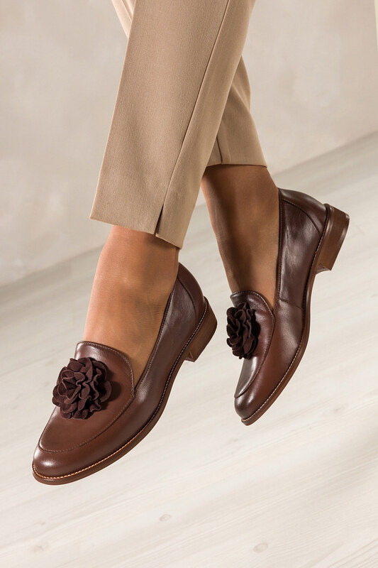 Brązowe mokasyny skórzane damskie półbuty płaskie z ozdobnym kwiatem na cholewce PRODUKT POLSKI Casu 8105