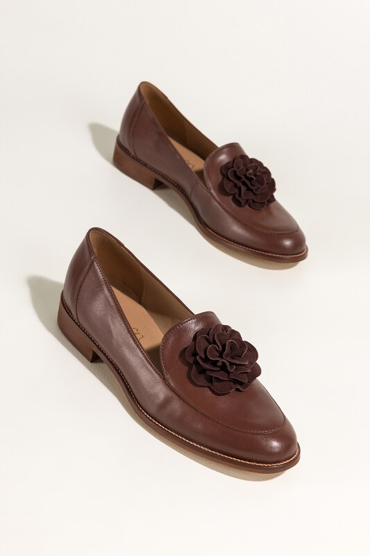 Brązowe mokasyny skórzane damskie półbuty płaskie z ozdobnym kwiatem na cholewce PRODUKT POLSKI Casu 8105