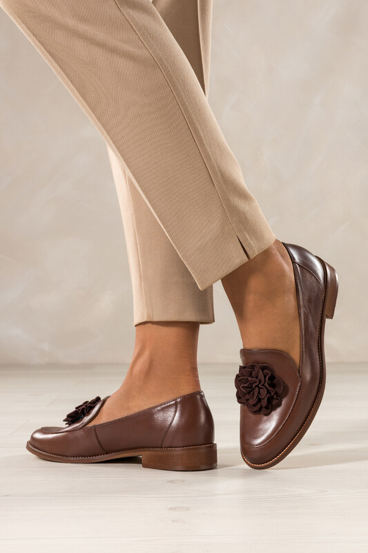 Brązowe mokasyny skórzane damskie półbuty płaskie z ozdobnym kwiatem na cholewce PRODUKT POLSKI Casu 8105